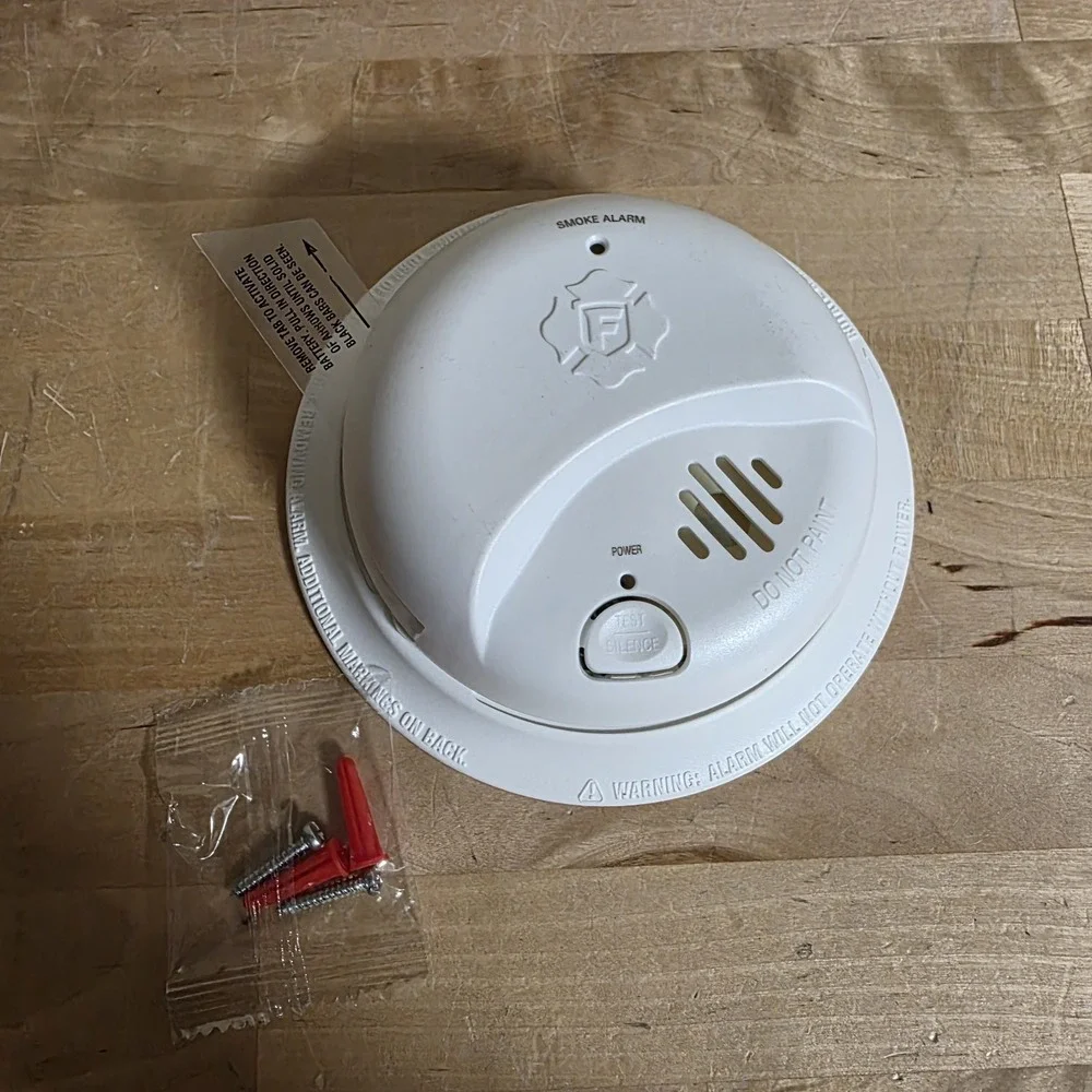 First Alert SMI100 BATTERY OPERATED SMOKE ALARM New Never Used OOB Unit Only